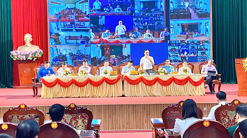Lãnh đạo tỉnh Bắc Kạn giải đáp các câu hỏi. (Ảnh: TUẤN SƠN) Lãnh đạo tỉnh Bắc Kạn giải đáp các câu hỏi. (Ảnh: TUẤN SƠN)