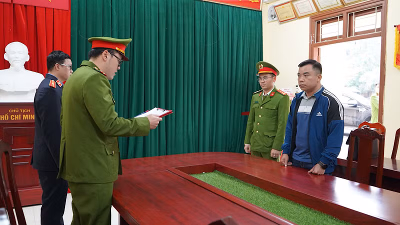 Cơ quan Cảnh sát điều tra tống đạt quyết định khởi tố bị can và bắt tạm giam đối tượng Cao Sinh Sáu. Ảnh: NGỌC ÁNH