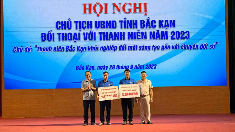 Hiệp hội doanh nghiệp tỉnh và Hội doanh nhân trẻ Bắc Kạn trao hỗ trợ "Tiếp sức khởi nghiệp" cho thanh niên. (Ảnh: TUẤN SƠN) Hiệp hội doanh nghiệp tỉnh và Hội doanh nhân trẻ Bắc Kạn trao hỗ trợ "Tiếp sức khởi nghiệp" cho thanh niên. (Ảnh: TUẤN SƠN)