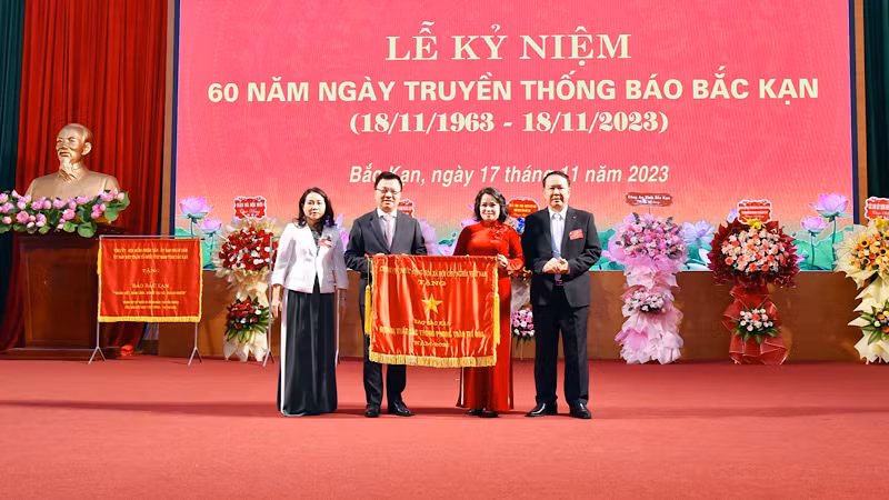 Đồng chí Lê Quốc Minh trao Cờ thi đua của Chính phủ tặng Báo Bắc Kạn. (Ảnh: QUÝ ĐÔN)