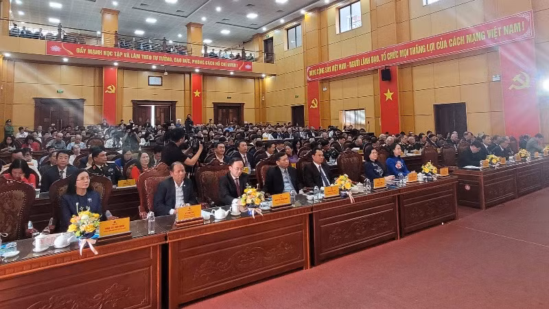 Buổi gặp mặt có sự tham dự của lãnh đạo các tỉnh lân cận và tỉnh Bắc Kạn qua các thời kỳ. (Ảnh: TUẤN SƠN)