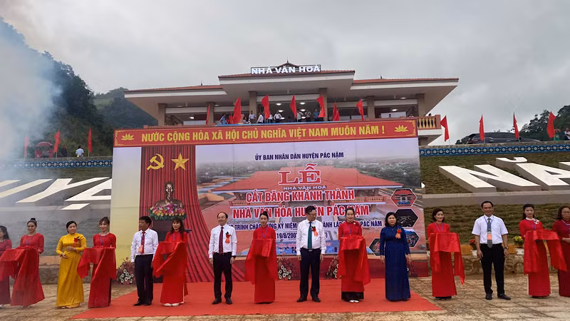 Cắt băng khánh thành công trình Nhà văn hóa huyện Pác Nặm. Cắt băng khánh thành công trình Nhà văn hóa huyện Pác Nặm.