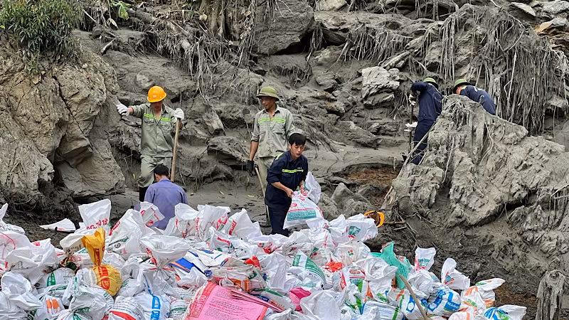 Công nhân chi nhánh dọn thủ công bùn thải sau sự cố vỡ đập hồ chứa. (Ảnh: TUẤN SƠN) Công nhân chi nhánh dọn thủ công bùn thải sau sự cố vỡ đập hồ chứa. (Ảnh: TUẤN SƠN)