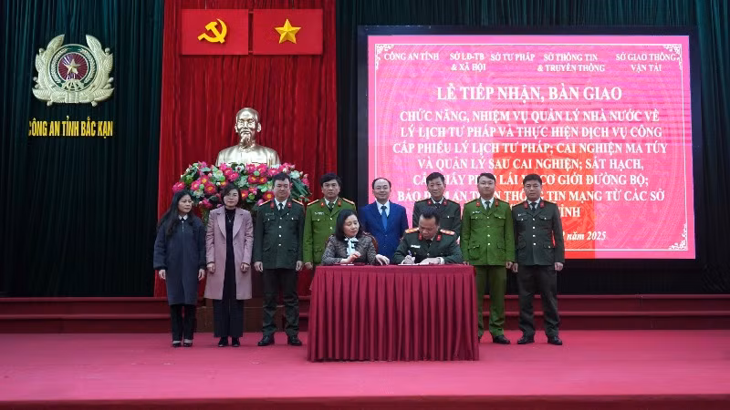 Lãnh đạo Công an tỉnh Bắc Kạn và Sở Tư pháp ký kết bàn giao, tiếp nhận công tác quản lý Nhà nước về lý lịch tư pháp. (Ảnh: THÙY DƯƠNG)
