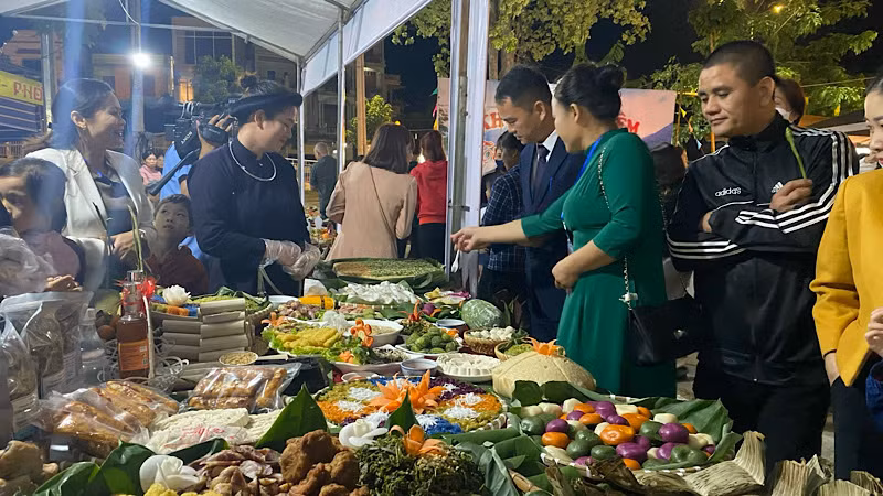 Các gian hàng ẩm thực đầy hấp dẫn tại khu vực tổ chức lễ khai mạc. (Ảnh: TUẤN SƠN).