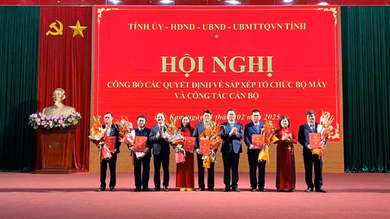 Lãnh đạo tỉnh trao quyết định bổ nhiệm Ban giám đốc Sở Nông nghiệp và Môi trường. (Ảnh: TUẤN SƠN).