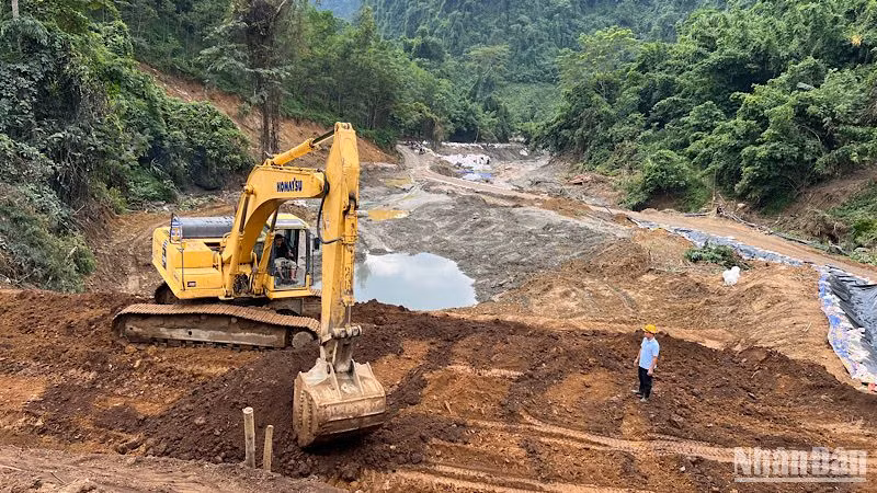 Vị trí bị vỡ tại thân đập đã được khắc phục, gia cố ngăn không cho chảy thêm bùn thải ra môi trường. (Ảnh: TUẤN SƠN) Vị trí bị vỡ tại thân đập đã được khắc phục, gia cố ngăn không cho chảy thêm bùn thải ra môi trường. (Ảnh: TUẤN SƠN)