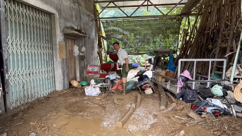 Bùn, đất ngập vào nhà một hộ dân ở xã Đồng Phúc, huyện Ba Bể. (Ảnh: TUẤN SƠN)
