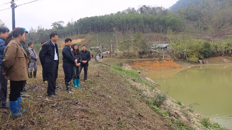 Lãnh đạo tỉnh Bắc Kạn kiểm tra tình hình tích nước một hồ chứa thủy lợi tại xã Cư Lễ, huyện Na Rì. (Ảnh: NGỌC TÚ)