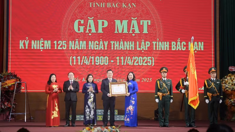 Phó Chủ tịch nước Võ Thị Ánh Xuân trao Huân chương Lao động hạng Nhất của Chủ tịch nước tặng Đảng bộ, chính quyền, nhân dân tỉnh Bắc Kạn. (Ảnh: TUẤN SƠN)