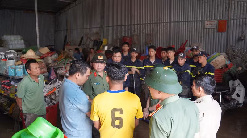 Lãnh đạo Công an tỉnh Bắc Kạn chỉ đạo triển khai công tác hỗ trợ nhân dân xã Đồng Phúc, huyện Ba Bể khắc phục hậu quả lũ quét. (Ảnh: THÙY DƯƠNG).