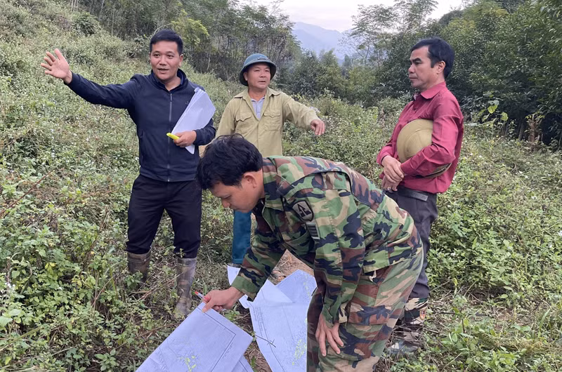 Cán bộ huyện Ba Bể thống kê, kiểm đếm đất đai, tài sản của người dân để giải phóng mặt bằng dự án đoạn qua xã Quảng Khê. (Ảnh: THU CÚC).