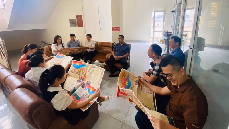 Cán bộ Trung tâm kiểm nghiệm dược phẩm, mỹ phẩm tỉnh Bắc Kạn tập trung cùng trải nghiệm phụ san đặc biệt. (Ảnh: NGỌC ANH, cán bộ Trung tâm)