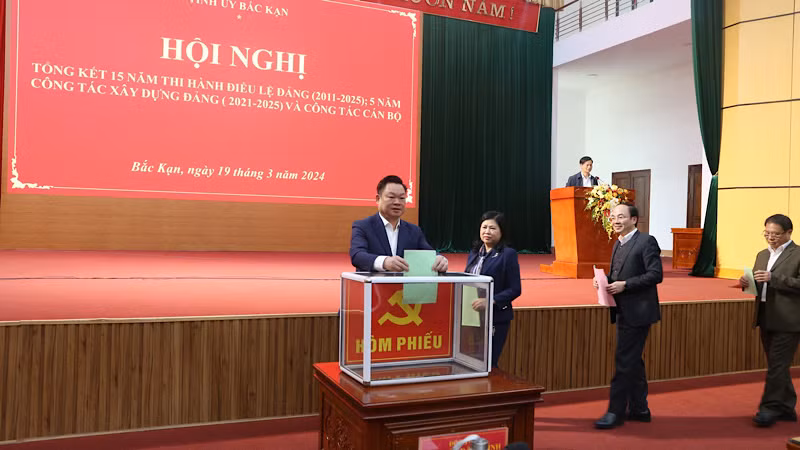 Các đại biểu bỏ phiếu bổ sung quy hoạch cán bộ giai đoạn tới. (Ảnh: TUẤN SƠN)