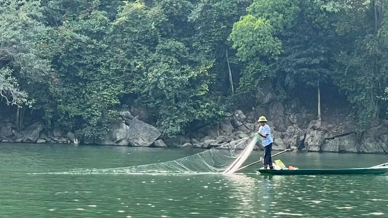 Người dân đánh bắt cá trên hồ Ba Bể bằng phương pháp thủ công. (Ảnh: TUẤN SƠN)