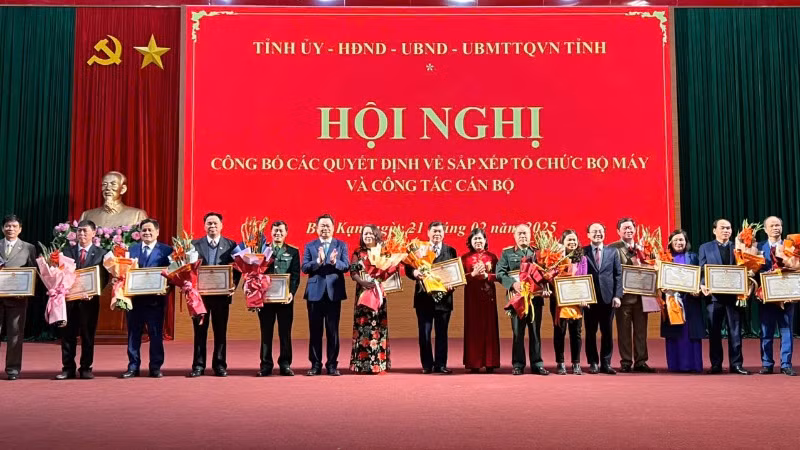 Lãnh đạo tỉnh trao bằng khen tặng các cá nhân có thành tích trong thực hiện Nghị quyết số 18/NQ-TW của Ban chấp hành Trung ương. (Ảnh: TUẤN SƠN).