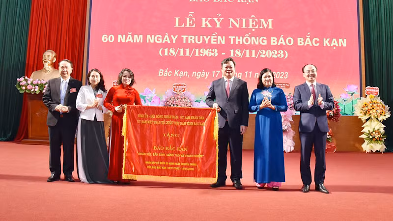 Tỉnh ủy Bắc Kạn trao bức trướng tặng Báo Bắc Kạn. (Ảnh: QUÝ ĐÔN)