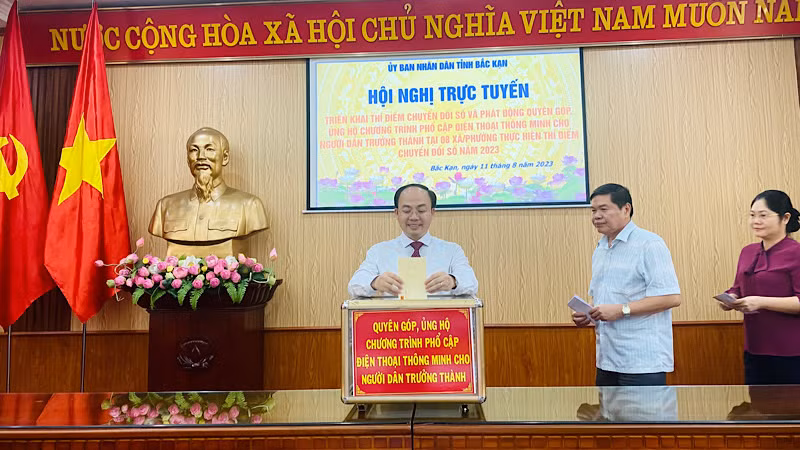 Các đại biểu tham dự lễ phát động quyên góp, ủng hộ cho chương trình. 