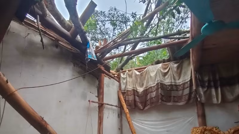 Một căn nhà bị gió lốc làm tốc phần lớn phần mái. Ảnh: TRẦN LỘC.