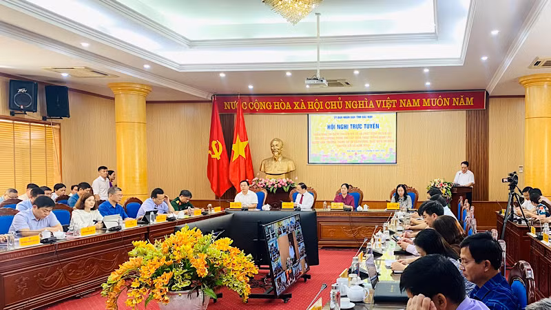 Lễ phát động kết nối trực tuyến tới các huyện, thành phố. Lễ phát động kết nối trực tuyến tới các huyện, thành phố.