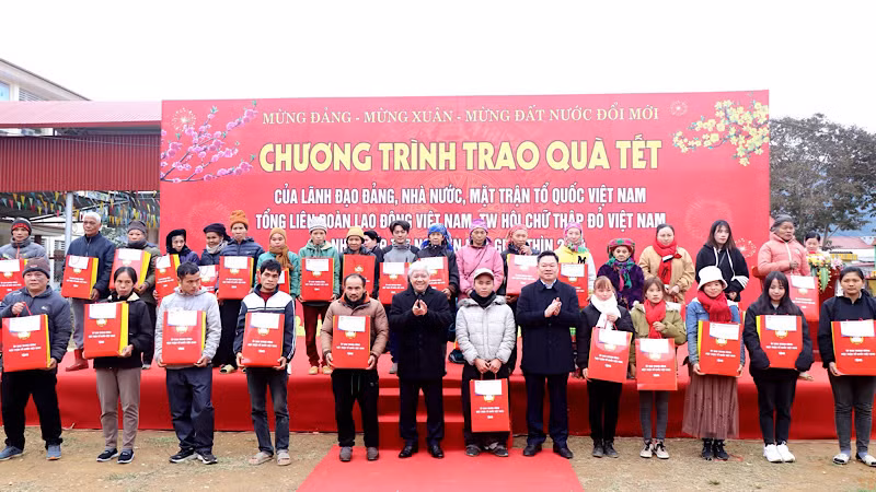 Đồng chí Đỗ Văn Chiến tặng quà Tết cho các gia đình chính sách của huyện Chợ Đồn. (Ảnh: VŨ GIANG) Đồng chí Đỗ Văn Chiến tặng quà Tết cho các gia đình chính sách của huyện Chợ Đồn. (Ảnh: VŨ GIANG)