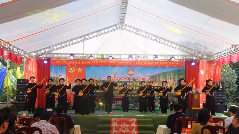 Đồng bào biểu diễn các tiết mục văn nghệ truyền thống. (Ảnh: TUẤN SƠN)