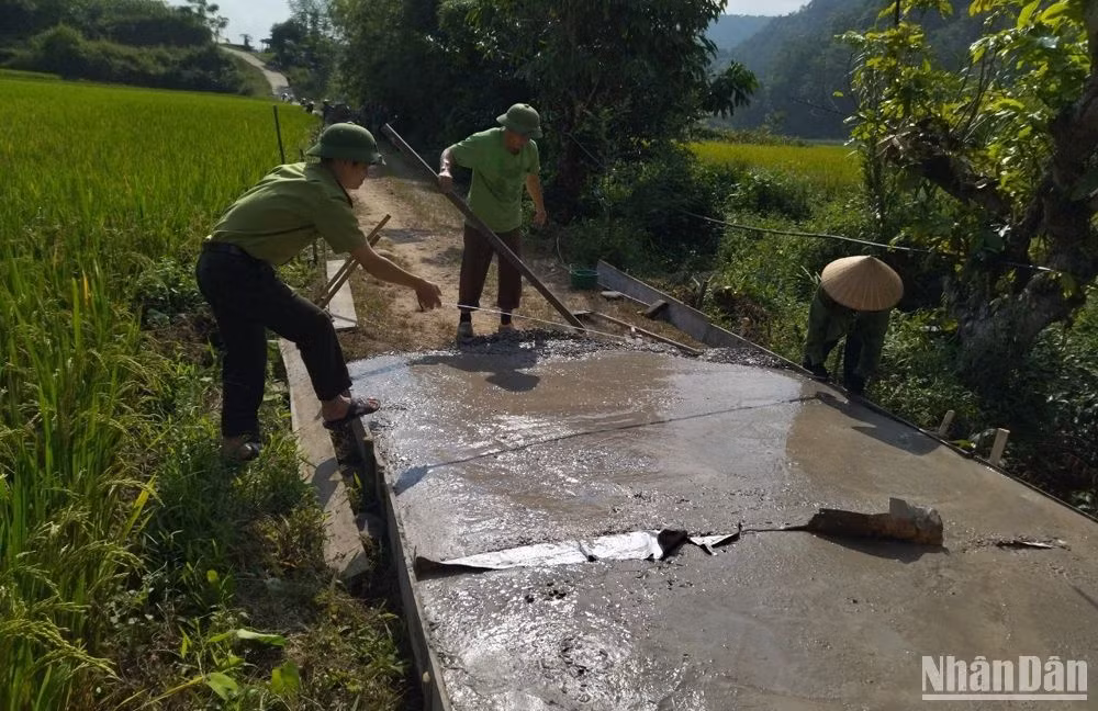 Bắc Kạn kiến nghị nâng mức khoán bảo vệ rừng và hỗ trợ thôn, bản ở vùng đệm rừng đặc dụng. (Trong ảnh: Kiểm lâm Khu bảo tồn thiên nhiên Kim Hỷ giúp người dân đổ bê-tông đường thôn). Bắc Kạn kiến nghị nâng mức khoán bảo vệ rừng và hỗ trợ thôn, bản ở vùng đệm rừng đặc dụng. (Trong ảnh: Kiểm lâm Khu bảo tồn thiên nhiên Kim Hỷ giúp người dân đổ bê-tông đường thôn).