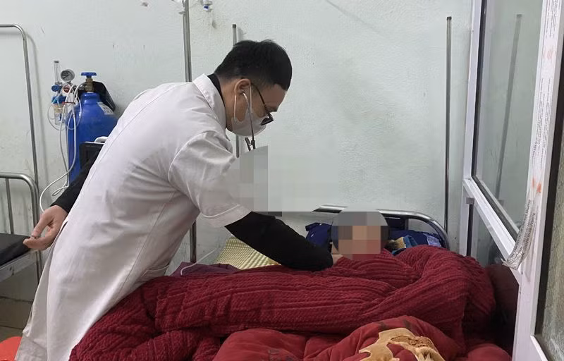 Cán bộ Trung tâm Y tế huyện Pác Nặm điều trị cho một trong số các nạn nhân bị ngộ độc. (Ảnh: VĂN LẠ)