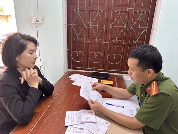 Công an xét hỏi Lê Thị Xim.