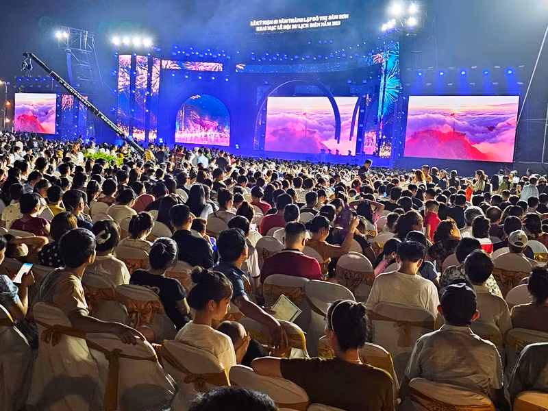 Quang cảnh Lễ kỷ niệm 60 năm đô thị Sầm Sơn và khai hội du lịch biển 2023.