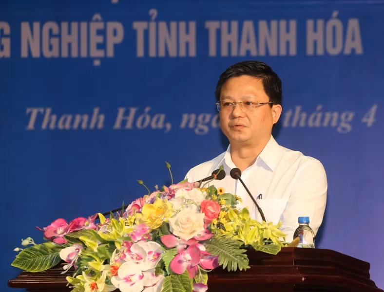 Đại diện Ban quản lý Khu kinh tế Nghi Sơn và các Khu công nghiệp tỉnh Thanh Hóa trả lời, giải đáp ý kiến, kiến nghị của người lao động. Đại diện Ban quản lý Khu kinh tế Nghi Sơn và các Khu công nghiệp tỉnh Thanh Hóa trả lời, giải đáp ý kiến, kiến nghị của người lao động.