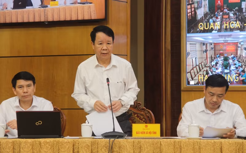 Lãnh đạo Bảo hiểm xã hội tỉnh Thanh Hóa trả lời, giải trình các ý kiến chất vấn. Lãnh đạo Bảo hiểm xã hội tỉnh Thanh Hóa trả lời, giải trình các ý kiến chất vấn.