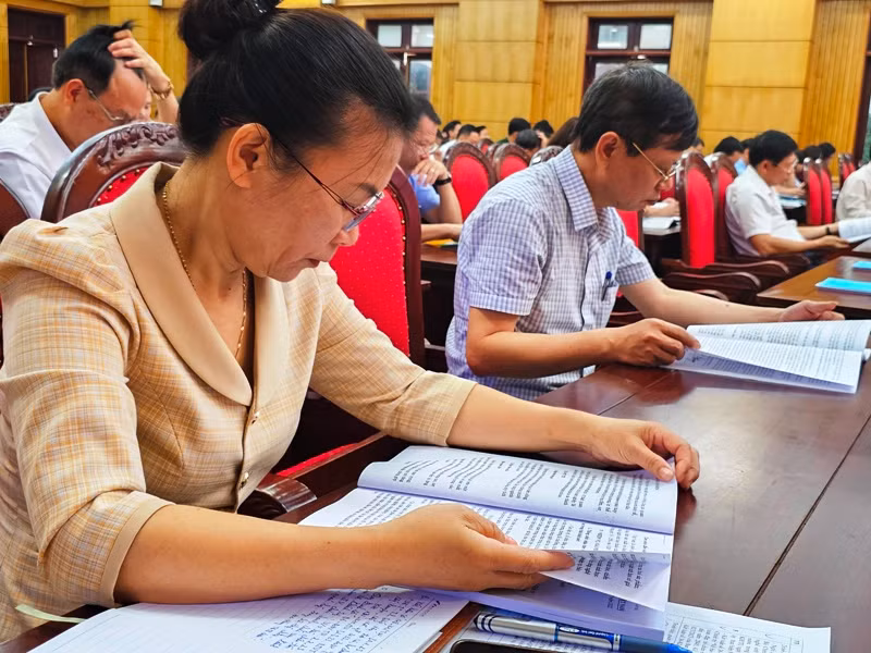 Các đại biểu nghiên cứu, học tập các nghị quyết, chỉ thị, kết luận, quy định của Trung ương. Các đại biểu nghiên cứu, học tập các nghị quyết, chỉ thị, kết luận, quy định của Trung ương.
