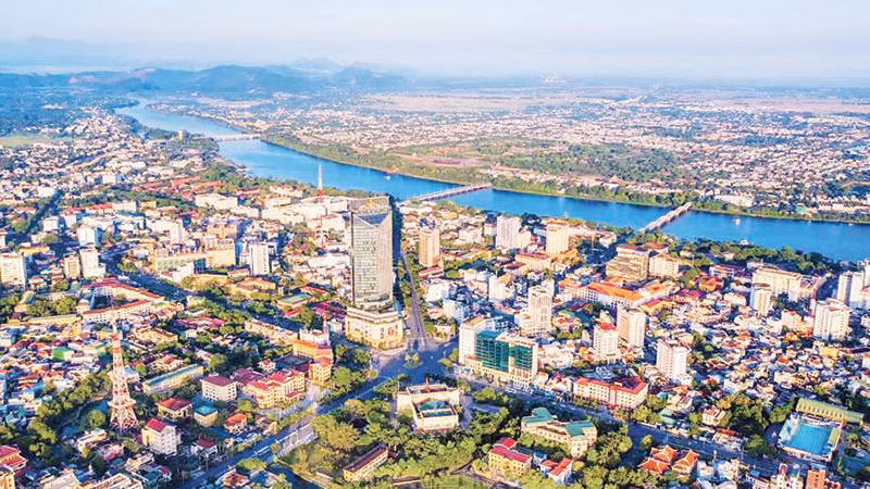 Không gian đô thị Huế không chỉ đẹp, khang trang mà hướng đến sự sang trọng và hiện đại, thân thiện môi trường. Không gian đô thị Huế không chỉ đẹp, khang trang mà hướng đến sự sang trọng và hiện đại, thân thiện môi trường.