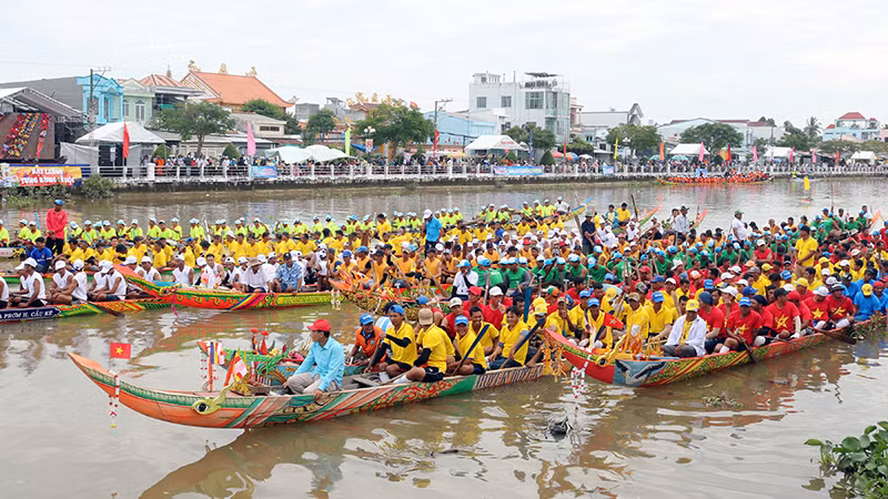 Các đội đua ghe Ngo thuộc hai tỉnh Trà Vinh, Vĩnh Long tập trung về sông Long Bình (thành phố Trà Vinh) chuẩn bị tranh tài.