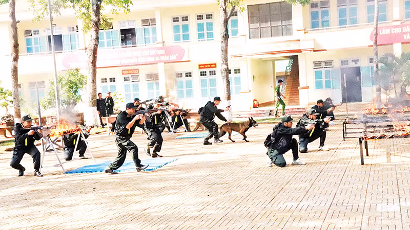 Một buổi huấn luyện tác chiến của lực lượng Cảnh sát cơ động - Công an tỉnh Đắk Lắk.