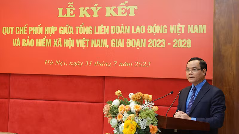 Chủ tịch Tổng Liên đoàn Lao động Việt Nam Nguyễn Đình Khang phát biểu tại lễ ký kết. (Ảnh: Tâm Trung) Chủ tịch Tổng Liên đoàn Lao động Việt Nam Nguyễn Đình Khang phát biểu tại lễ ký kết. (Ảnh: Tâm Trung)