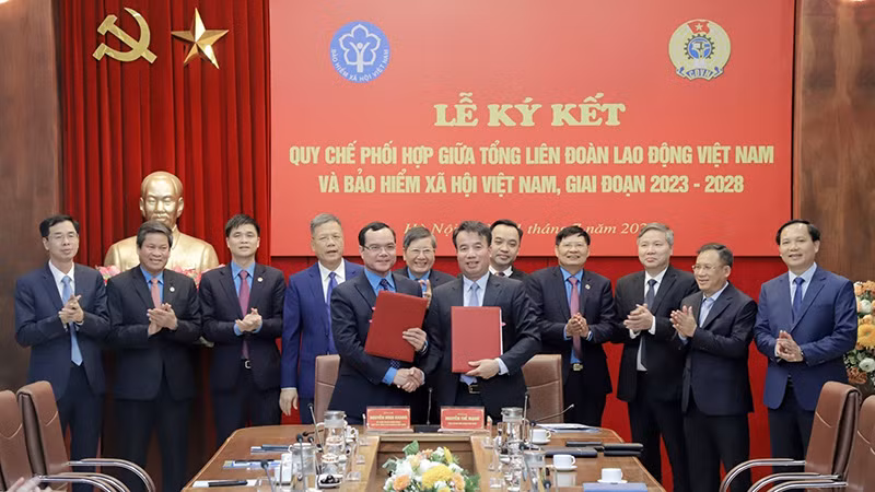 Chủ tịch Tổng Liên đoàn Lao động Việt Nam Nguyễn Đình Khang và Tổng Giám đốc Nguyễn Thế Mạnh ký Quy chế phối hợp công tác giai đoạn 2023-2028. (Ảnh: Tâm Trung)