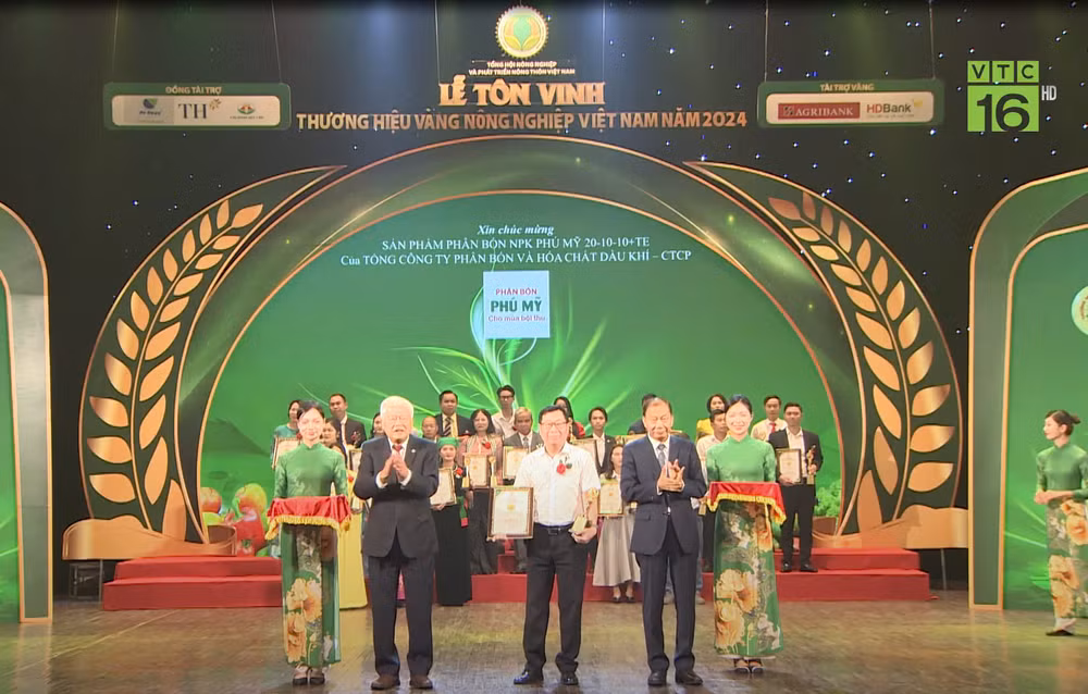 Đại diện PVFCCo nhận giải thưởng "Thương hiệu Vàng nông nghiệp Việt Nam năm 2024".