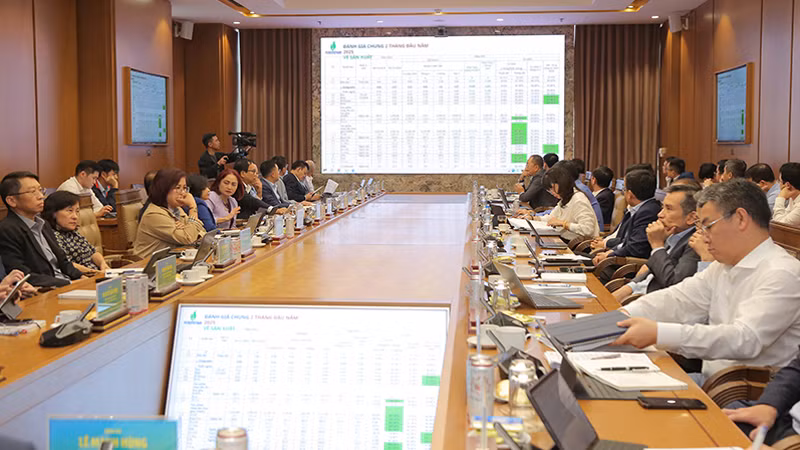 Petrovietnam sử dụng AI xây dựng và trình bày báo cáo, phân tích dữ liệu, dự báo thị trường và xây dựng kế hoạch, kịch bản tăng trưởng tại cuộc họp BOD metting quý I/2025.