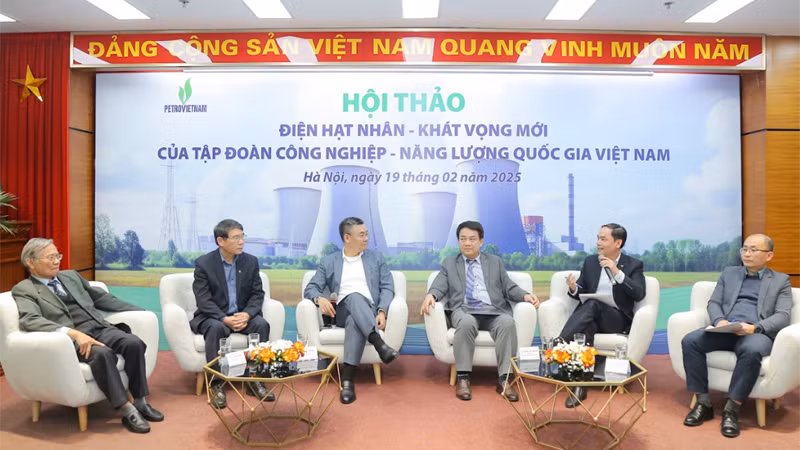 Các chuyên gia trao đổi tại hội thảo.
