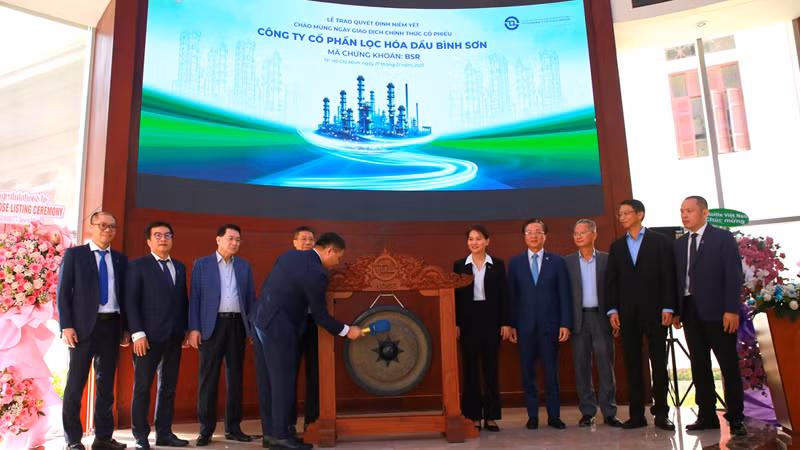 Chủ tịch Hội đồng quản trị BSR Bùi Ngọc Dương thực hiện nghi thức đánh cồng, cổ phiếu BSR chính thức giao dịch trên sàn HOSE.