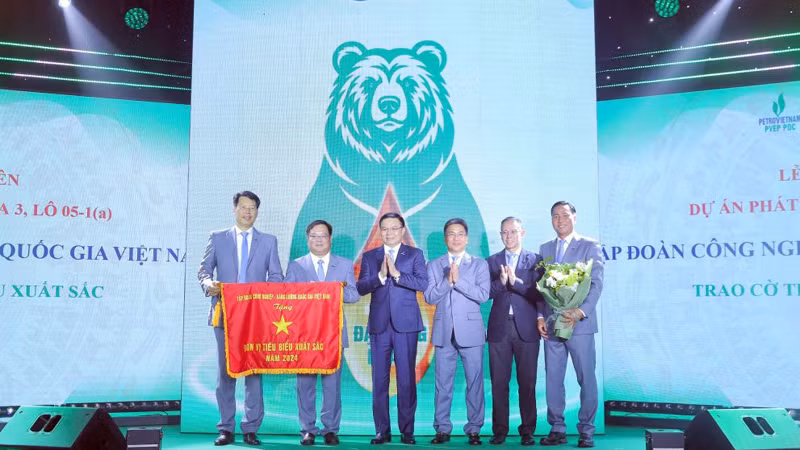 Chủ tịch Hội đồng thành viên Petrovietnam Lê Mạnh Hùng tặng thưởng đơn vị tiêu biểu xuất sắc cho PVEP-POC.