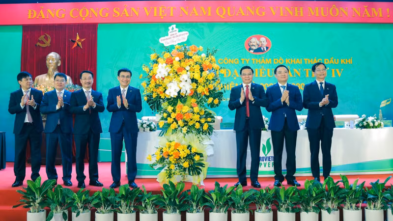 Thường trực Đảng ủy Petrovietnam tặng hoa chúc mừng Đại hội điểm của Đảng bộ Tập đoàn. Thường trực Đảng ủy Petrovietnam tặng hoa chúc mừng Đại hội điểm của Đảng bộ Tập đoàn.