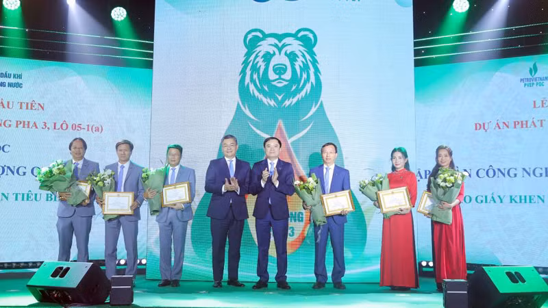 Tổng Giám đốc Petrovietnam Lê Ngọc Sơn và Phó Tổng Giám đốc Lê Mạnh Cường trao tặng Bằng khen cho các cá nhân xuất sắc.