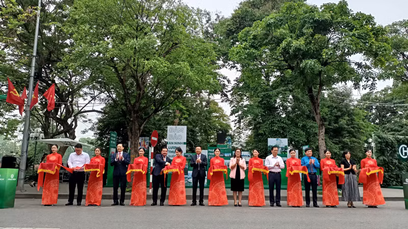 Các đại biểu cắt băng khai mạc Triển lãm ảnh Vinachem hành trình xanh hóa ngành hóa chất và Gian hàng bộ sản phẩm hàng tiêu dùng Vinachem.