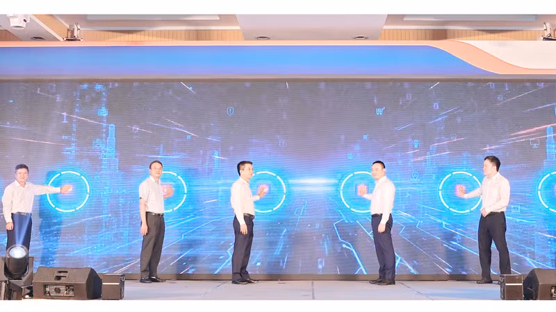 Đại diện các bộ, ngành và Petrolimex kích hoạt giải pháp phát hành hóa đơn điện tử ngay sau từng lần bán hàng tại hệ thống cửa hàng xăng dầu Petrolimex trên toàn quốc.