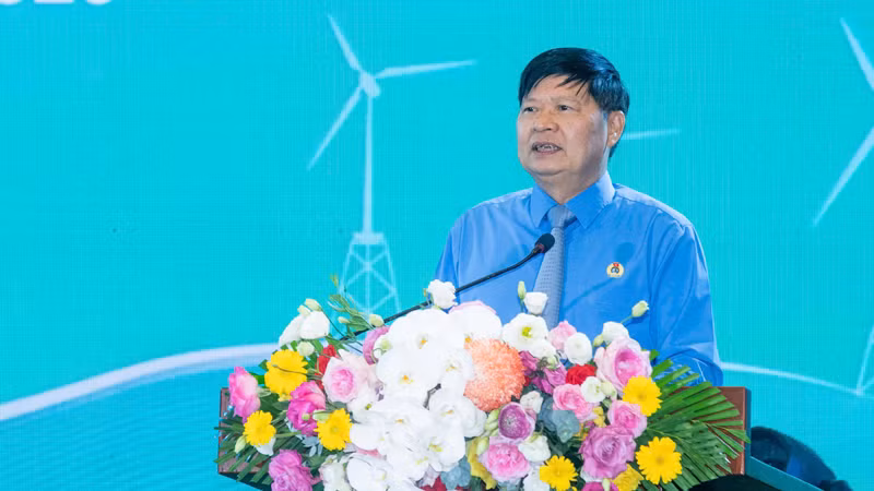 Phó Chủ tịch Tổng Liên đoàn Lao động Việt Nam Phan Văn Anh phát biểu tại buổi lễ.