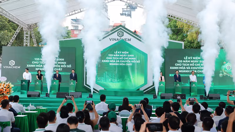 Các đại biểu thực hiện nghi thức bấm nút ra mắt bộ sản phẩm hàng tiêu dùng Vinachem và dàn giao dịch thương mại điện tử VinachemMart