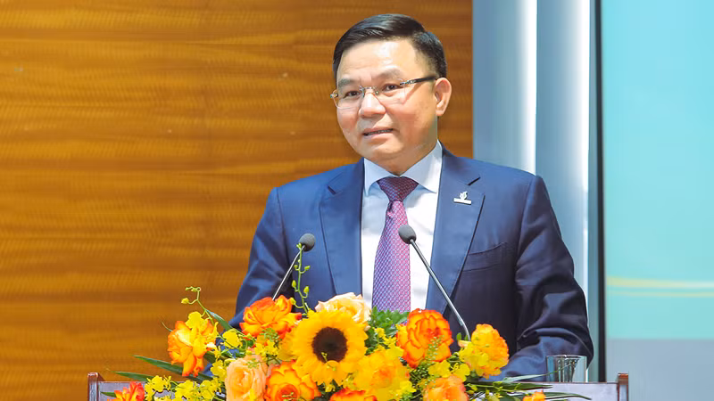 Chủ tịch Hội đồng thành viên Petrovietnam Lê Mạnh Hùng phát biểu tại buổi lễ. Chủ tịch Hội đồng thành viên Petrovietnam Lê Mạnh Hùng phát biểu tại buổi lễ.